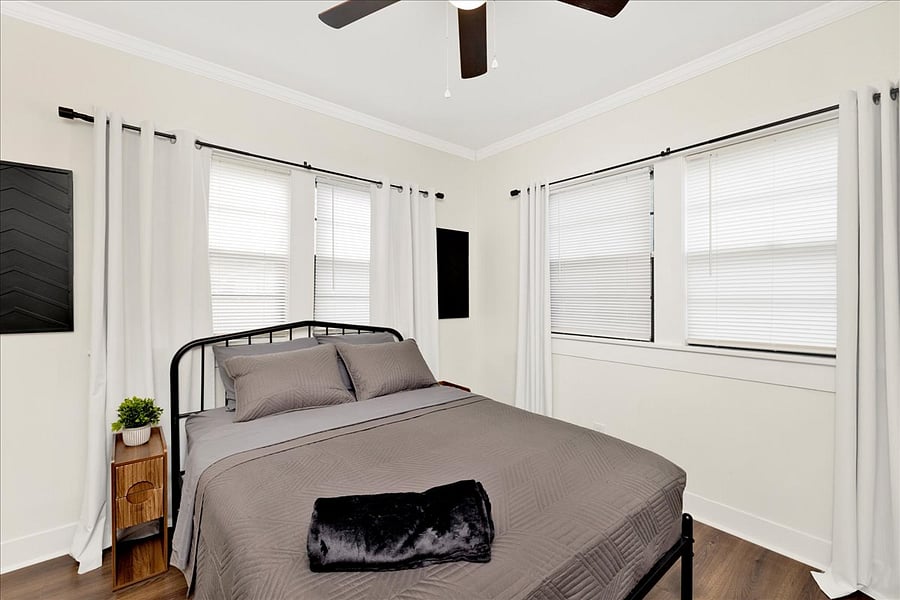 +2nd bedroom
+Queen bed
+TV
+Blackout blinds