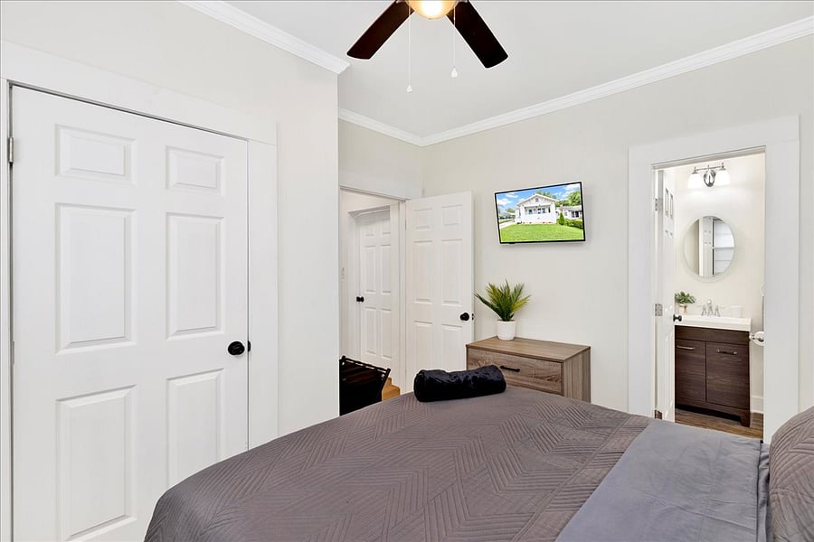 +2nd bedroom
+Queen bed
+TV
+Blackout blinds