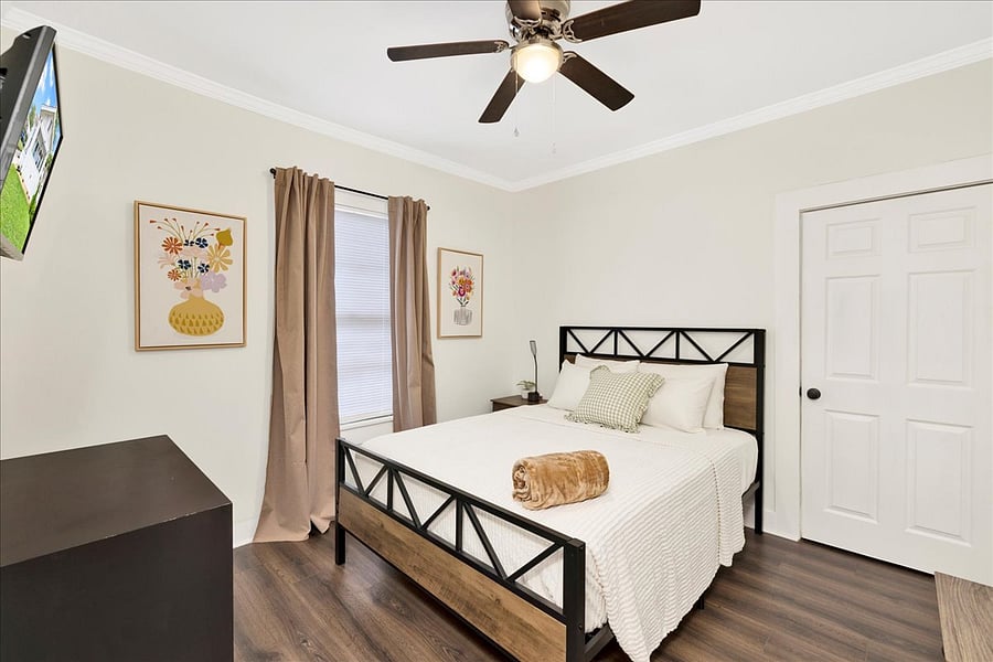 +3rd bedroom
+Queen bed
+TV
+Blackout blinds