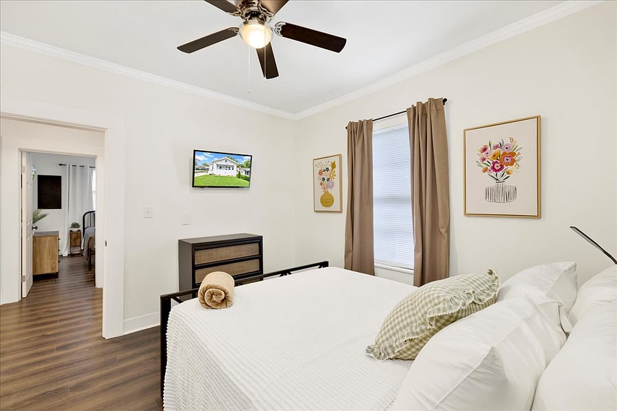 +3rd bedroom
+Queen bed
+TV
+Blackout blinds