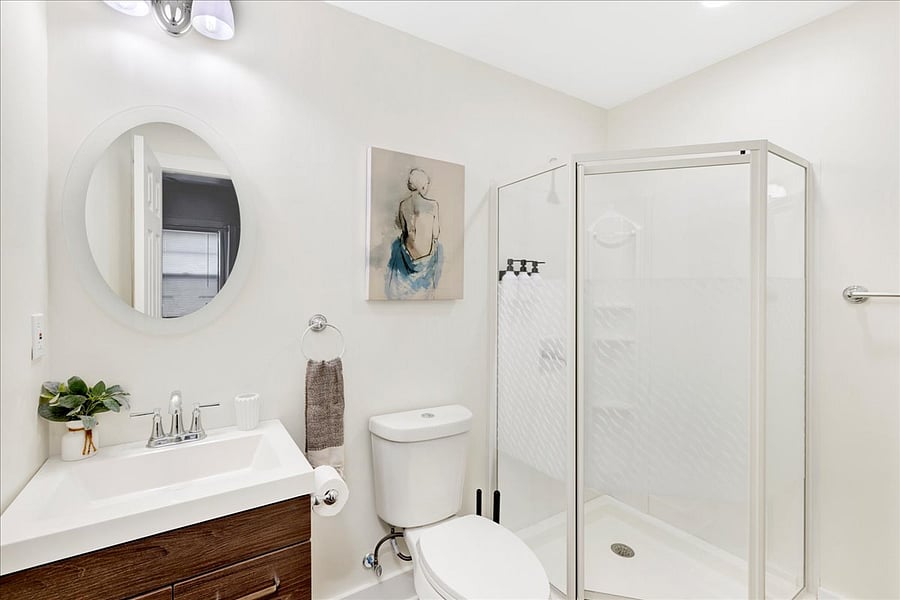+Bathroom 1
+Standing shower