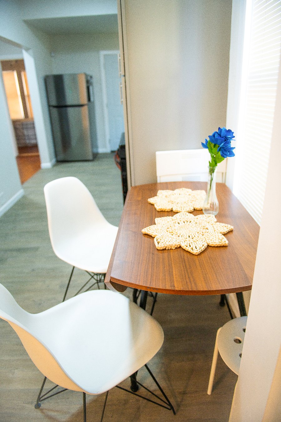 Extendable dinning table