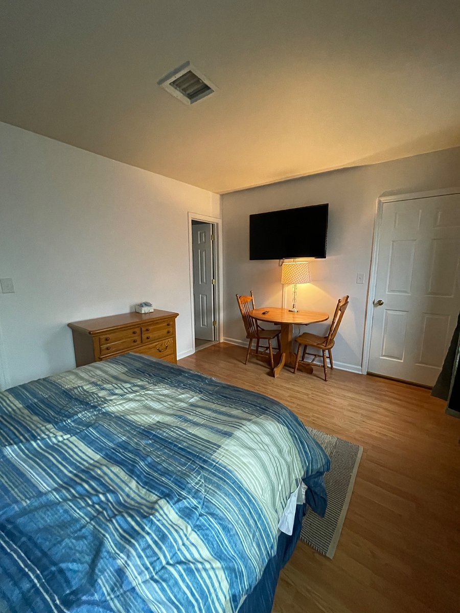 Im in the midst of redecorating, dont love the lamp there, but theres a smart TV and table if anyone wanted some extra space
