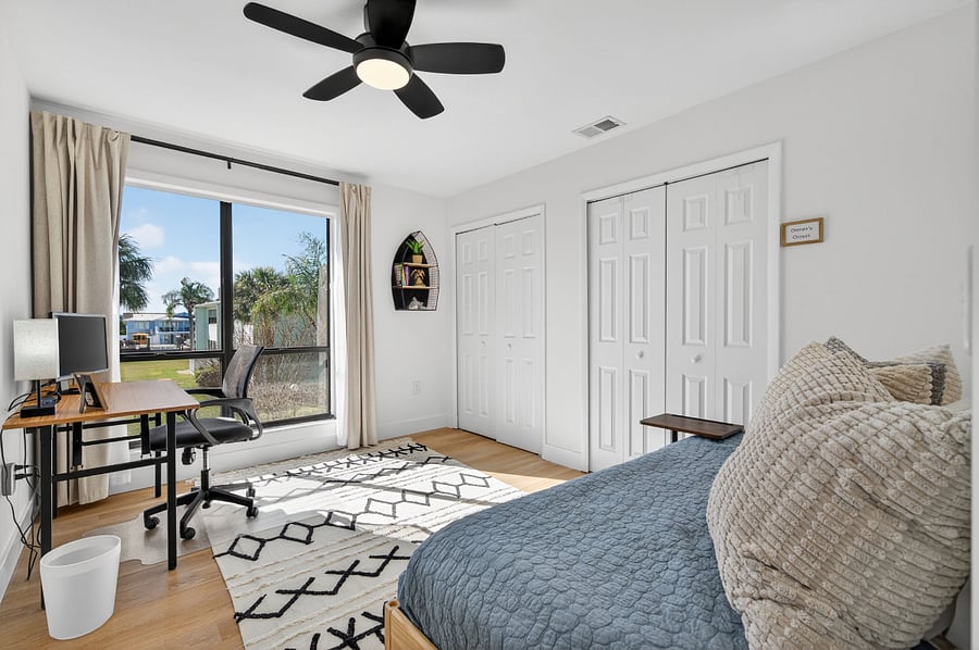 Bedroom 2/Office with a day bed with the option to split into two twin beds