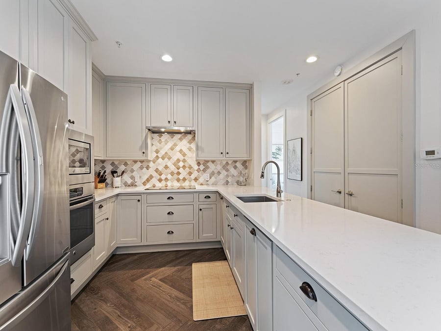 Fully equipped kitchen with lots of storage and an almost silent Bosch dishwasher