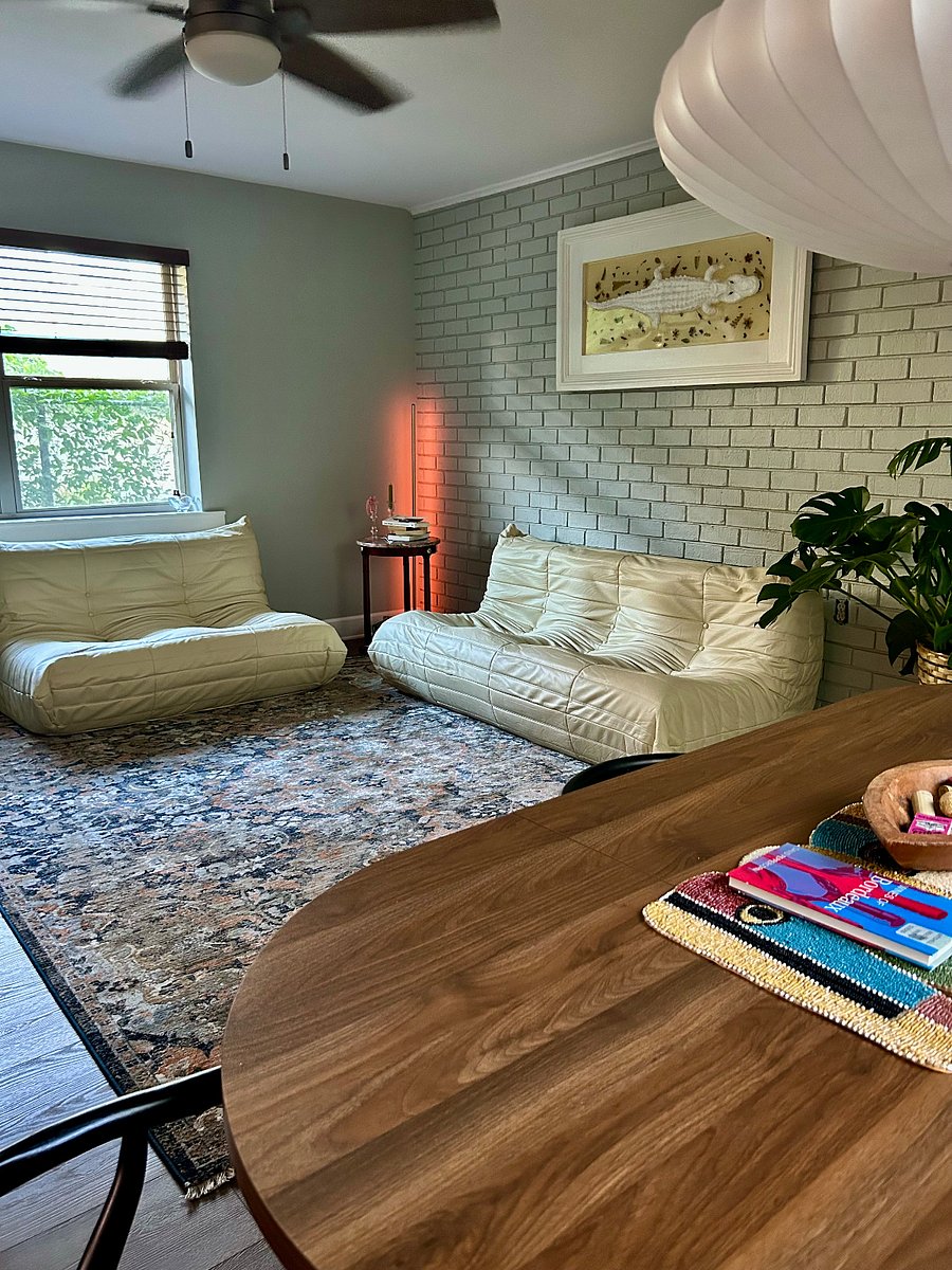 Additional living room/dinning area