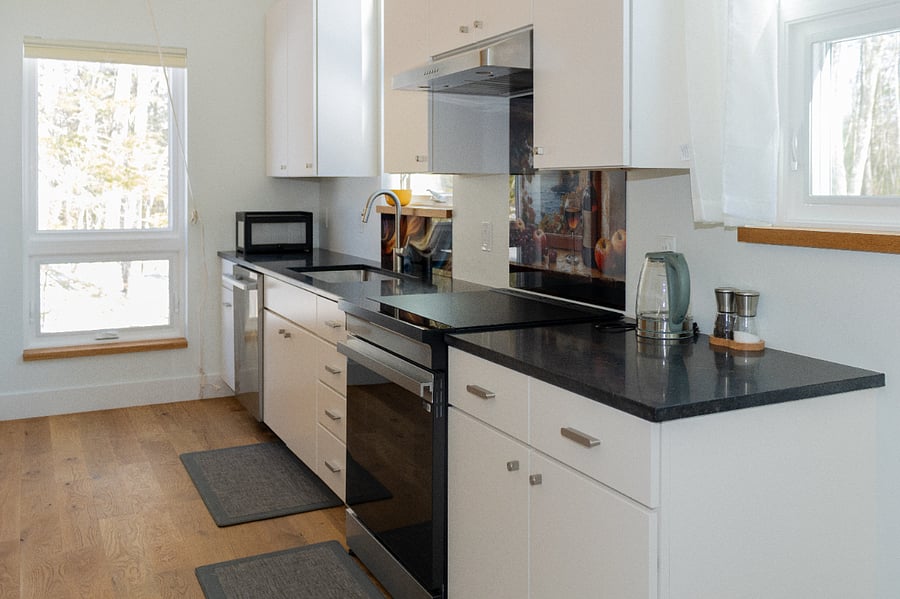 Full kitchen with clean, new appliances