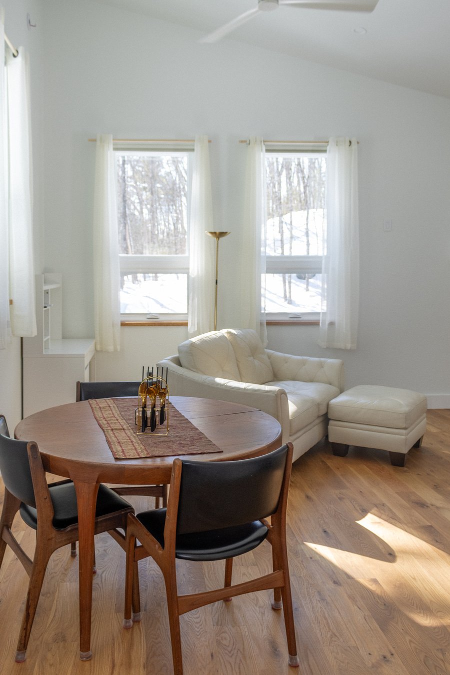 Open-plan dining, workstation desk, lounge