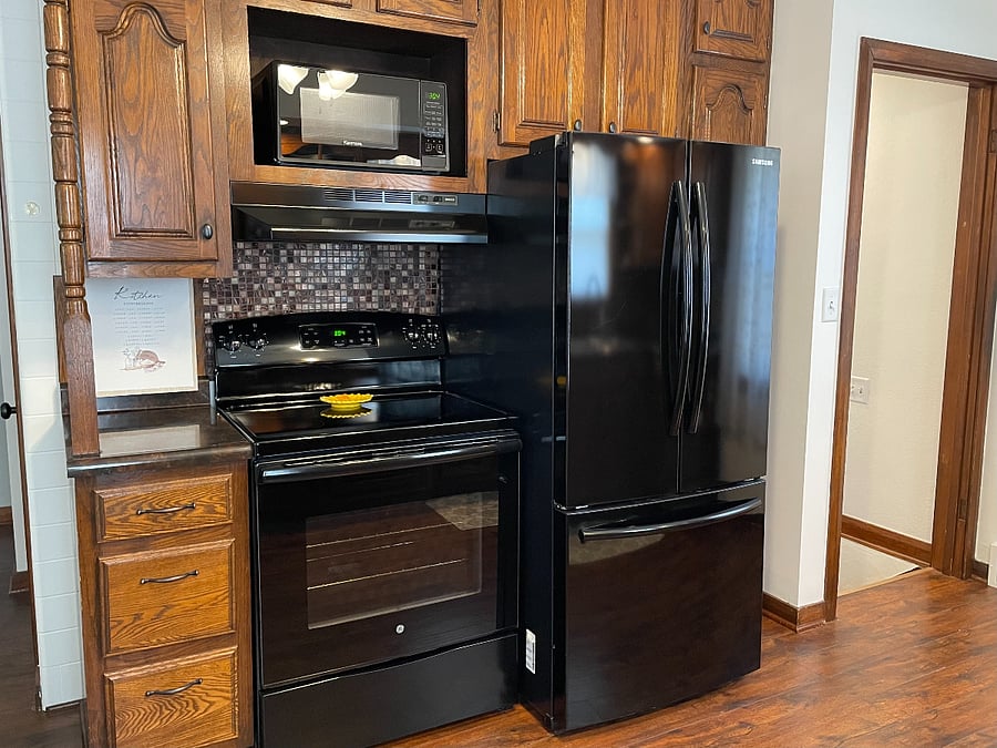 full size fridge/freezer, stove and microwave