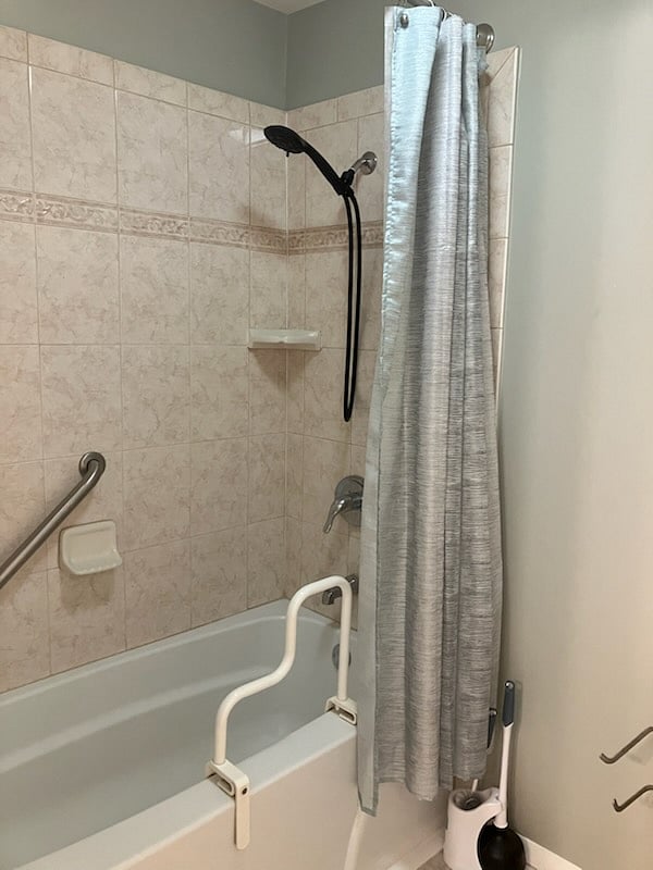 Shower/bathtub
