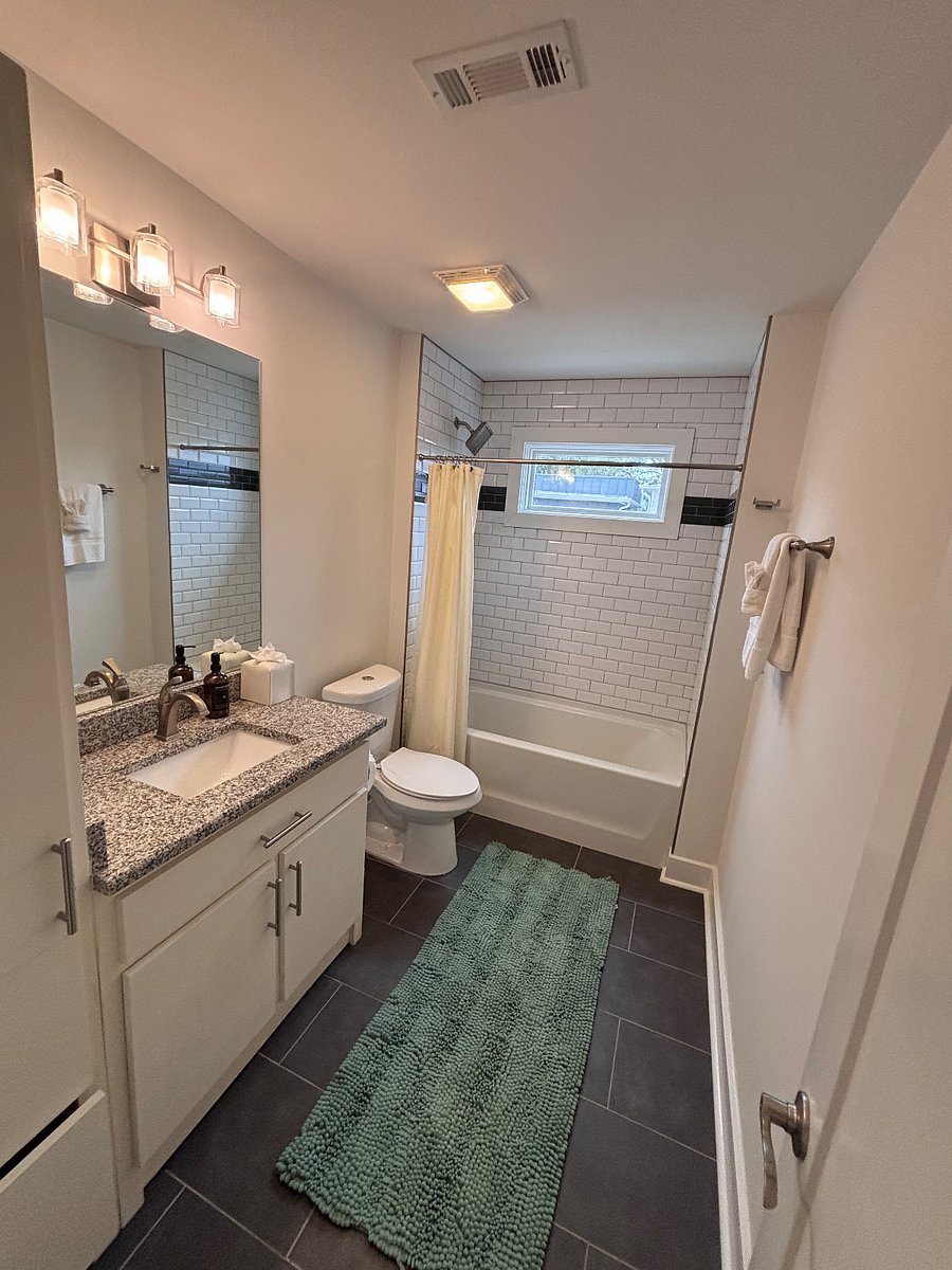 Hallway bathroom, 3rd floor