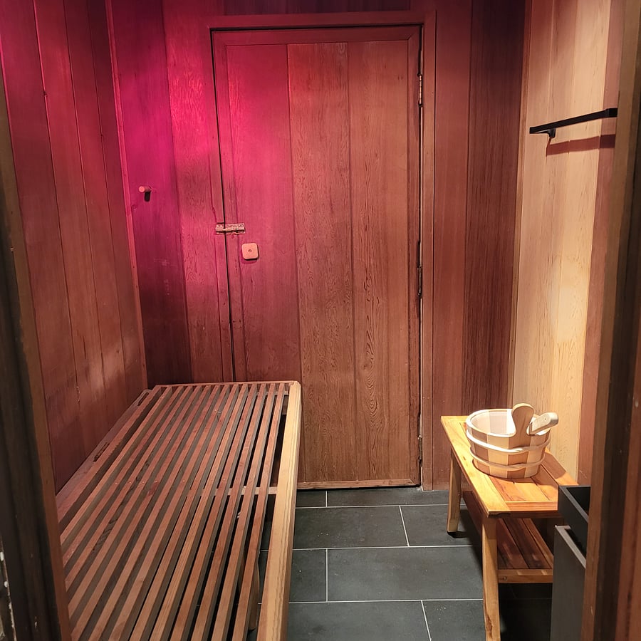 Dry hot sauna