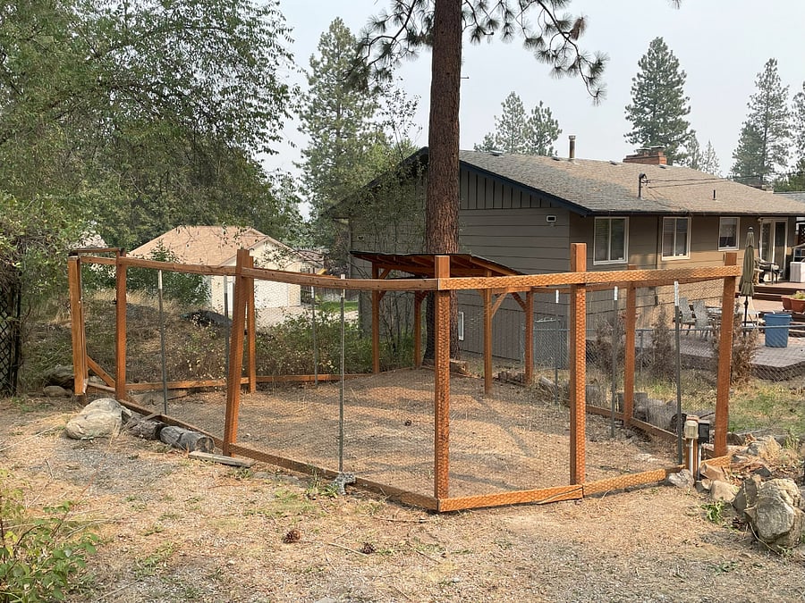 Enclosed fenced area can be used for guest in the dog friendly room (likely will get dog house)