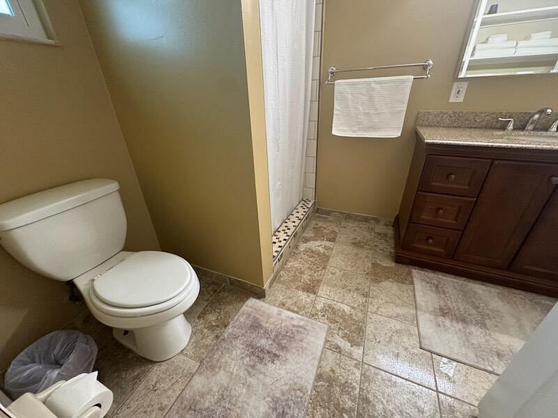 Main Bathroom 