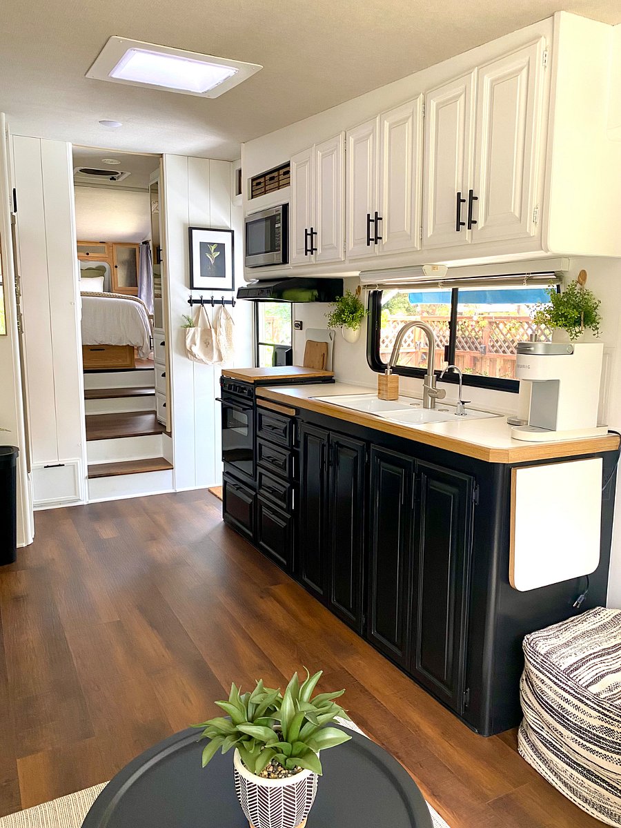 Kitchenette (countertop extension at each end)