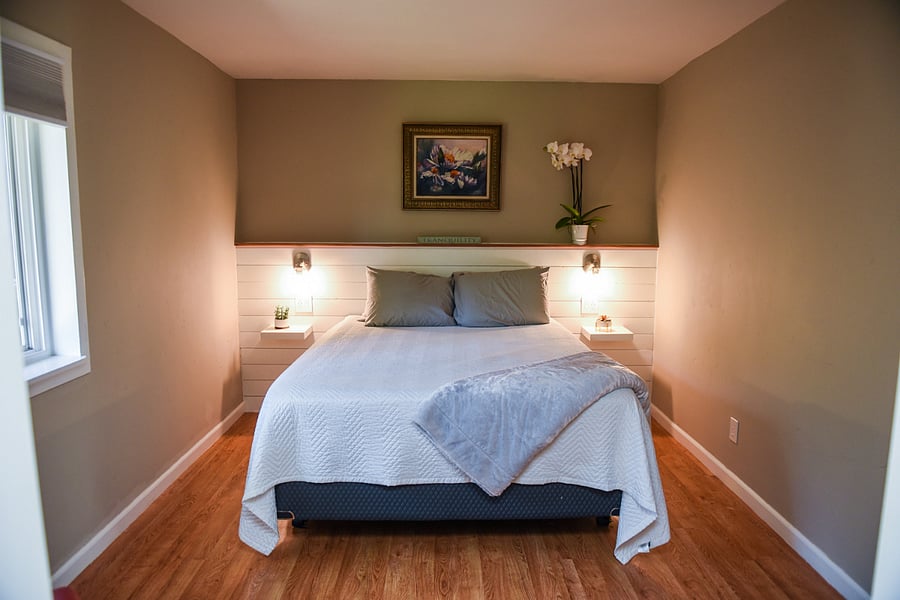 Main bedroom with lights and outlets (with USB outlets) on each side. The bed is super cosy natural latex (supportive and doesn't bounce) with a natural latex topper covered with organic cotton and quilted wool. Down comforters, cotton blankets, and bamboo and cotton sheets available.