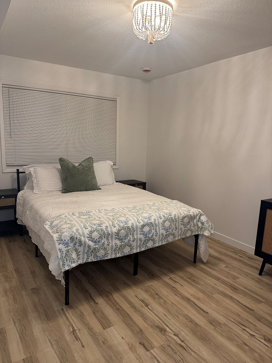 Smaller bedroom with closet