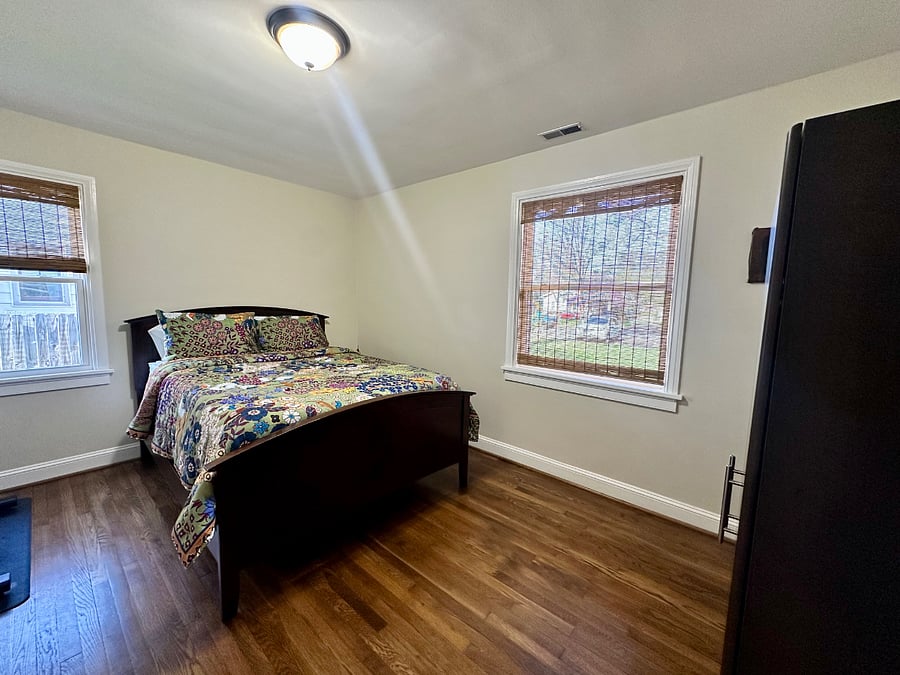 Queen bed - downstairs