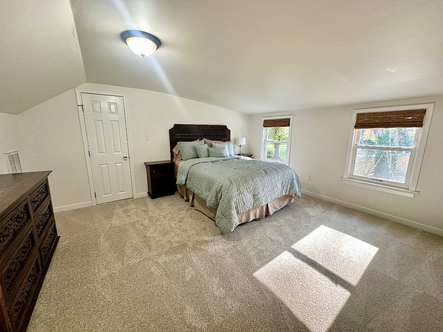 Queen bed with private bathroom And walk-in closet- upstairs