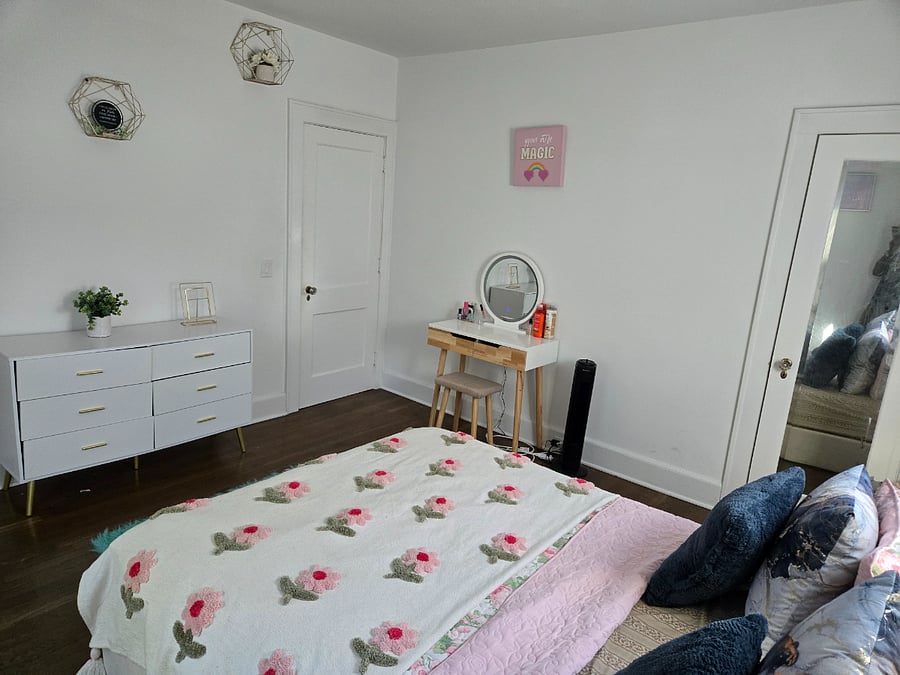 Kid's Bedroom with walk-in closet