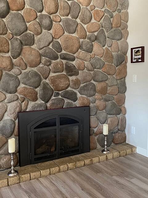 Fireplace with gas insert