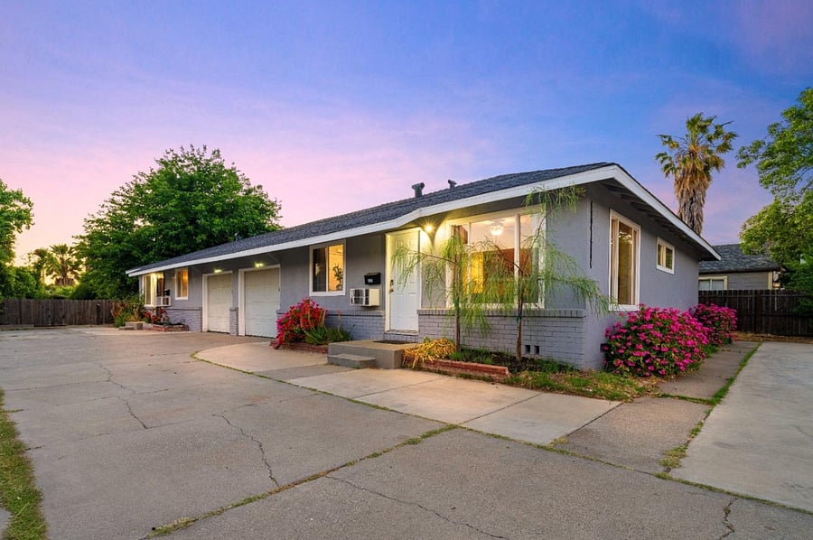 First unit in the Duplex. Parking space in the front and side.