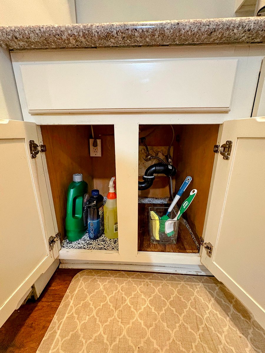 All kitchen cleaning essentials and supplies provided