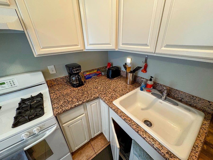 Kitchen with everyday essentials provided