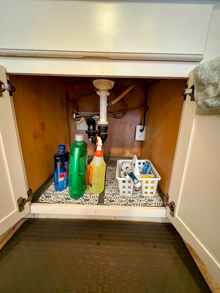 All kitchen cleaning essentials and supplies provided