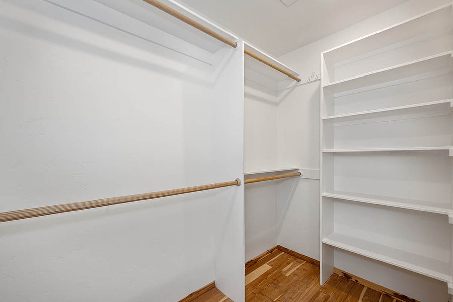 Maser en-suite closet