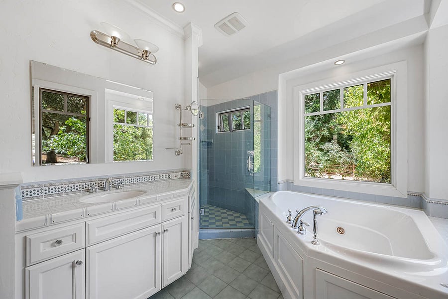 master en-suite bath / shower