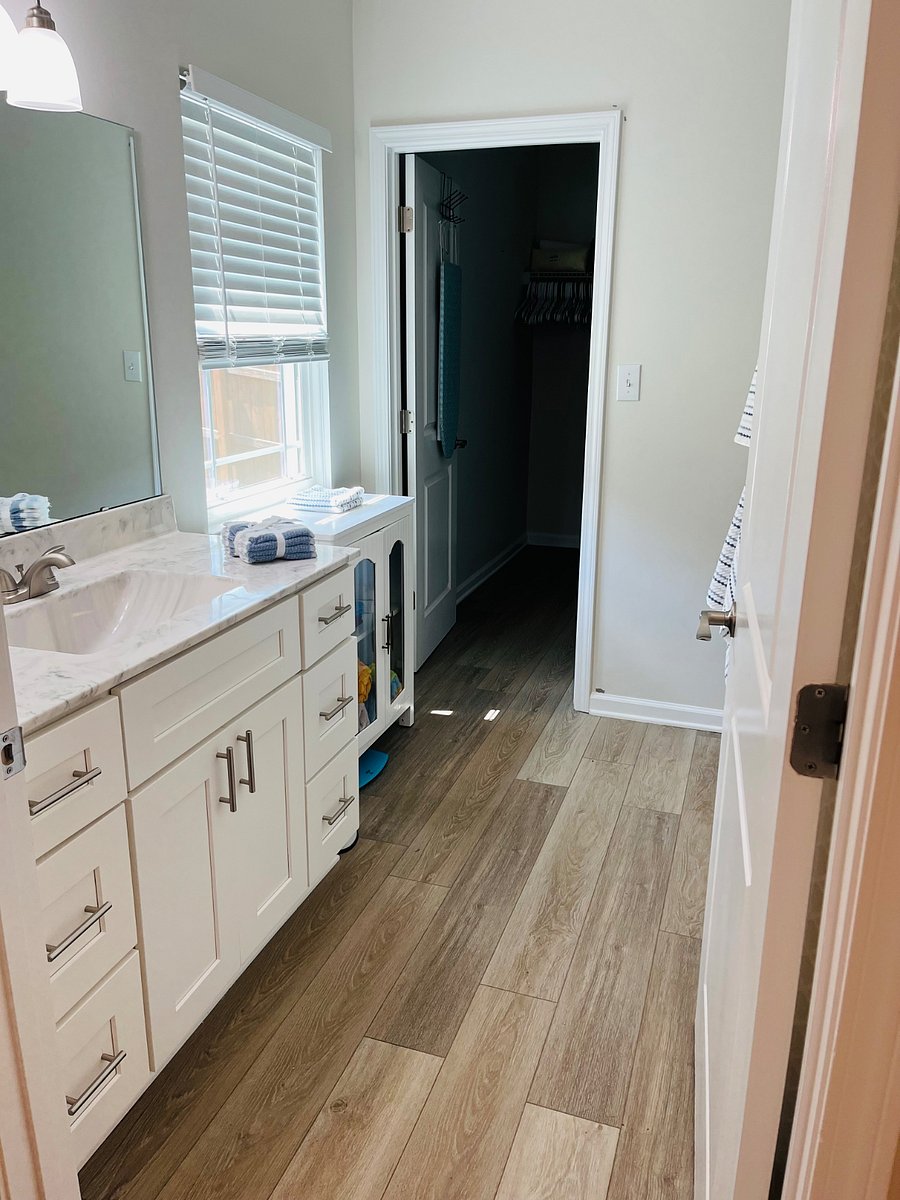 Master en-suite bathroom with walk in closet