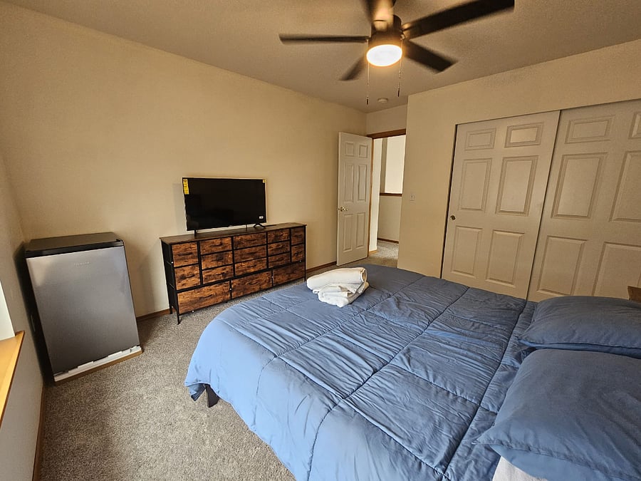 Guest Room #1
TV and mini fridge included.
$1200 for 2 people
$1000 for 1 person