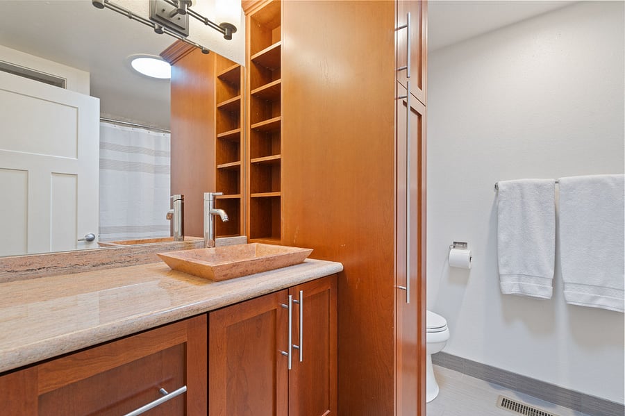 Secondary full bathroom