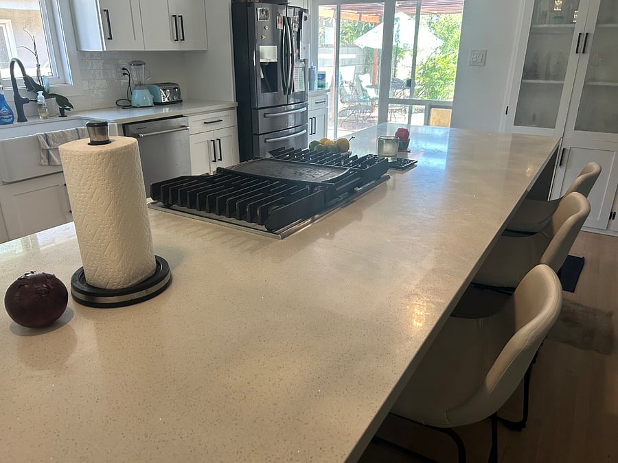 Peninsula with quartz counters