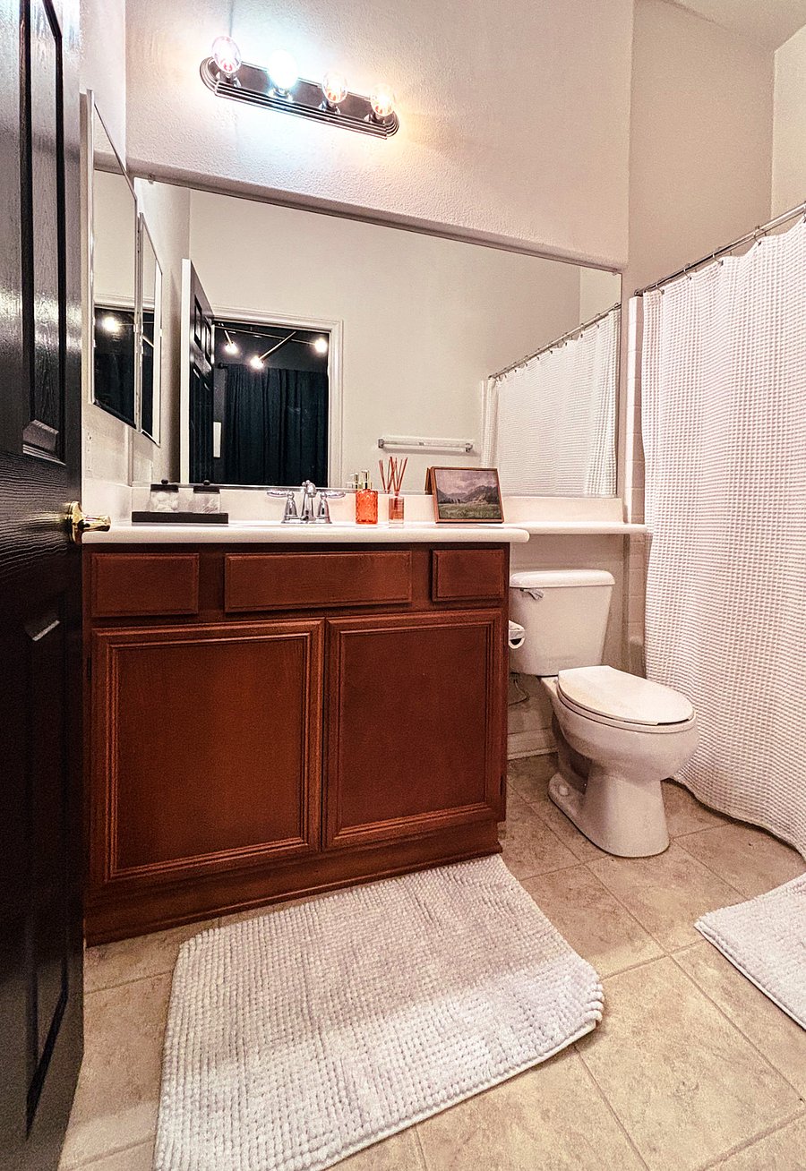 Room 1 ensuite bathroom with shower and bathtub.