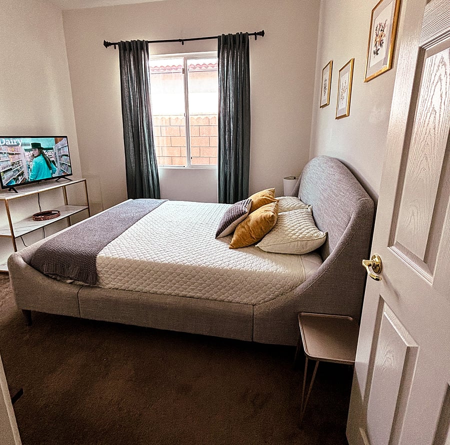 Bedroom 3 with smart tv.