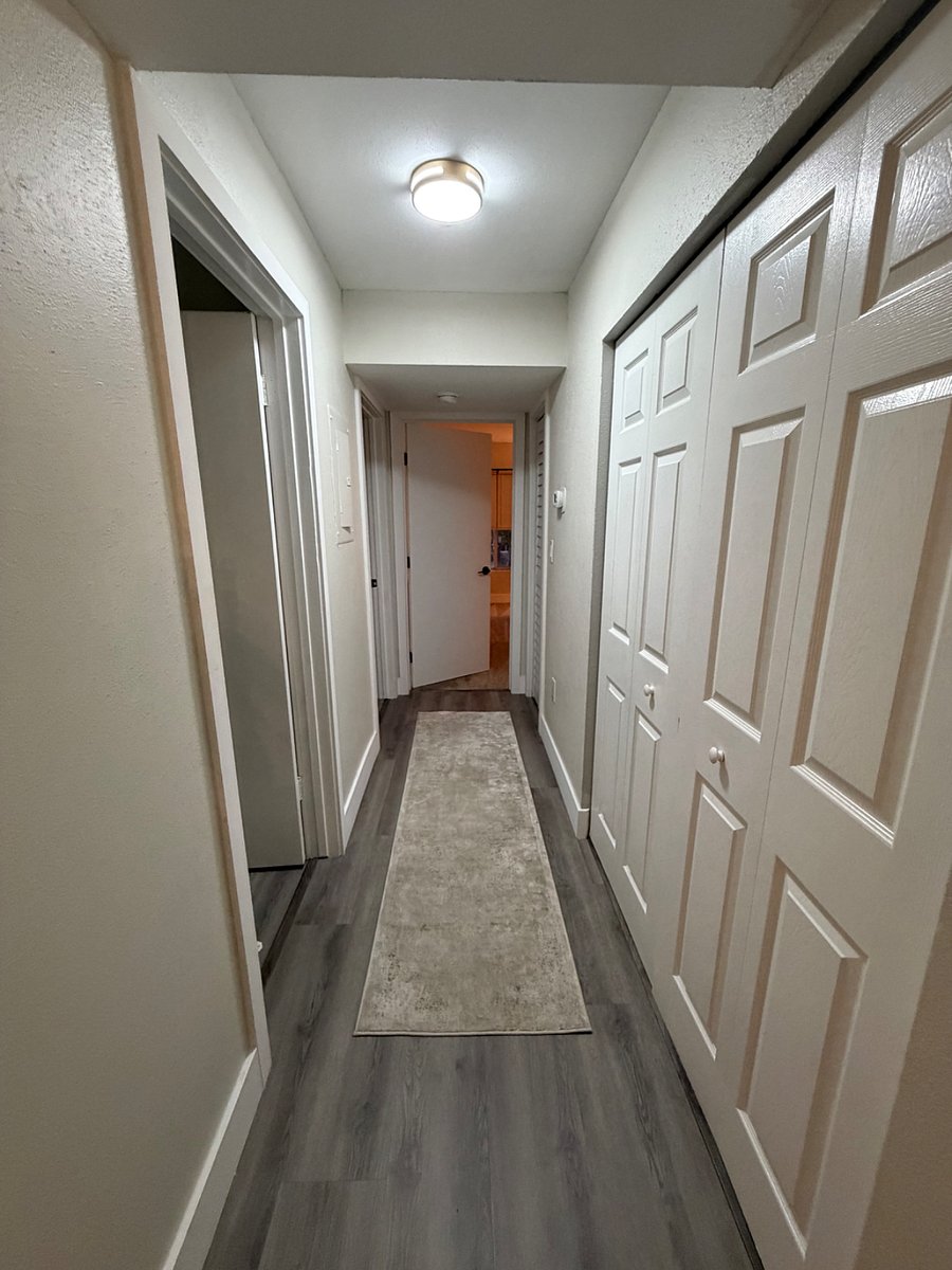 Hallway to bedrooms & bathroom