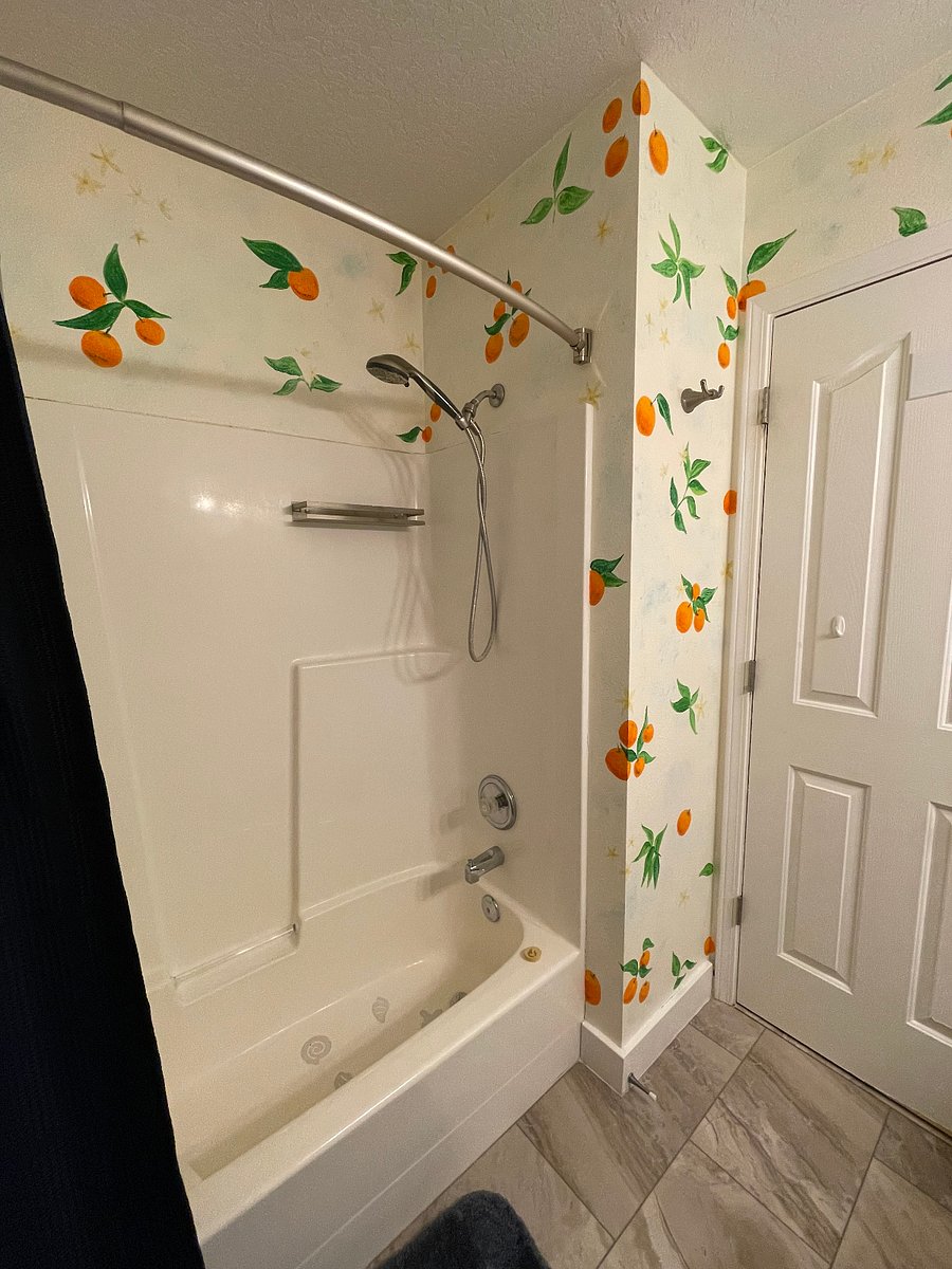 Upstairs Bathroom Shower/Tub