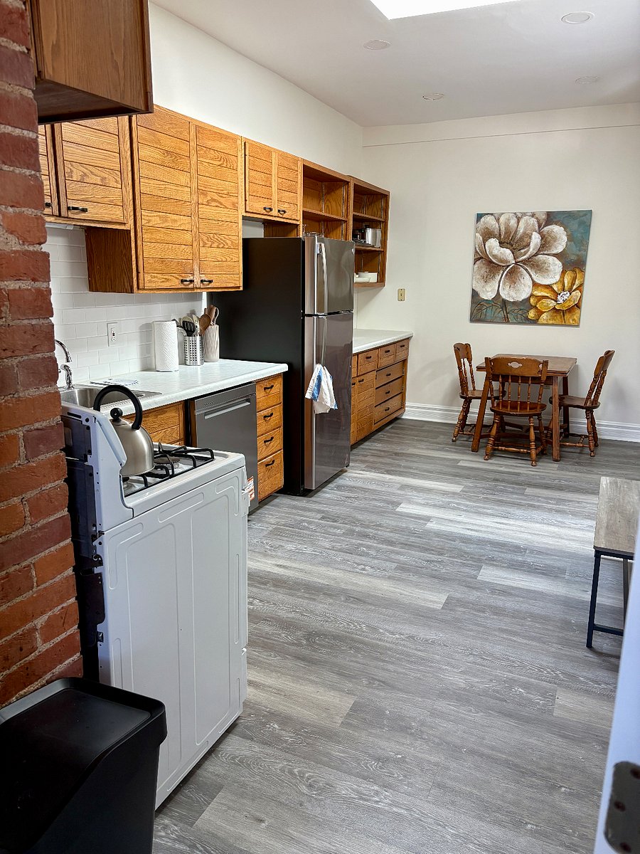 Eat-in-kitchen