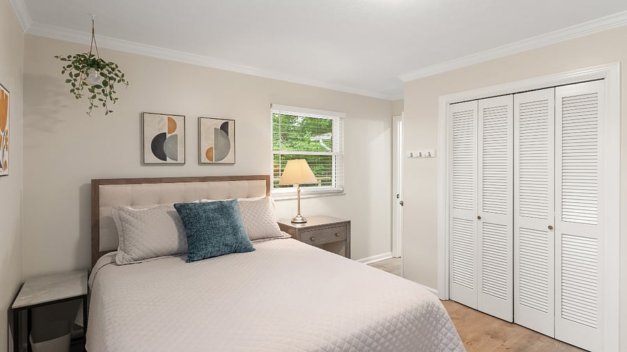 Queen bedroom with en-suite full bathroom