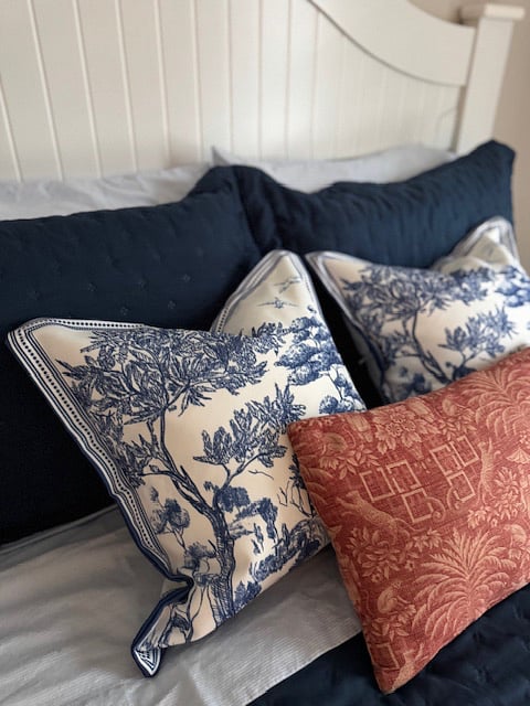 Guest bedroom 2. Queen Bed.