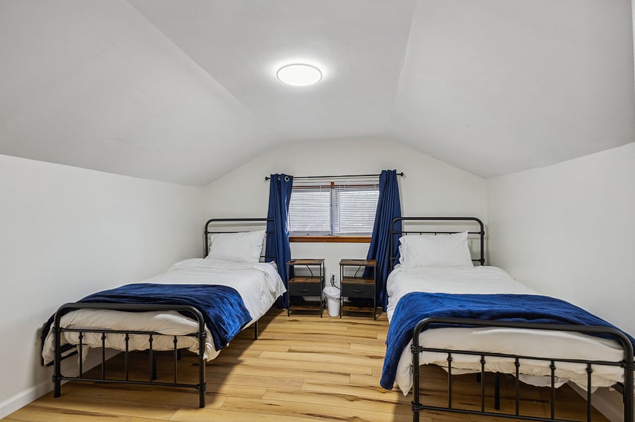 Second bedroom with 2 twin beds