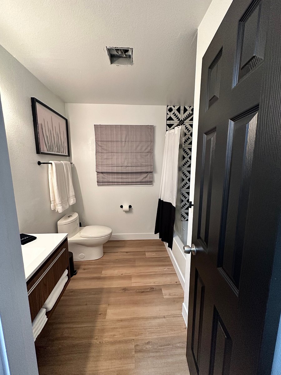 Full Bathroom in between Guest room and Bunk room