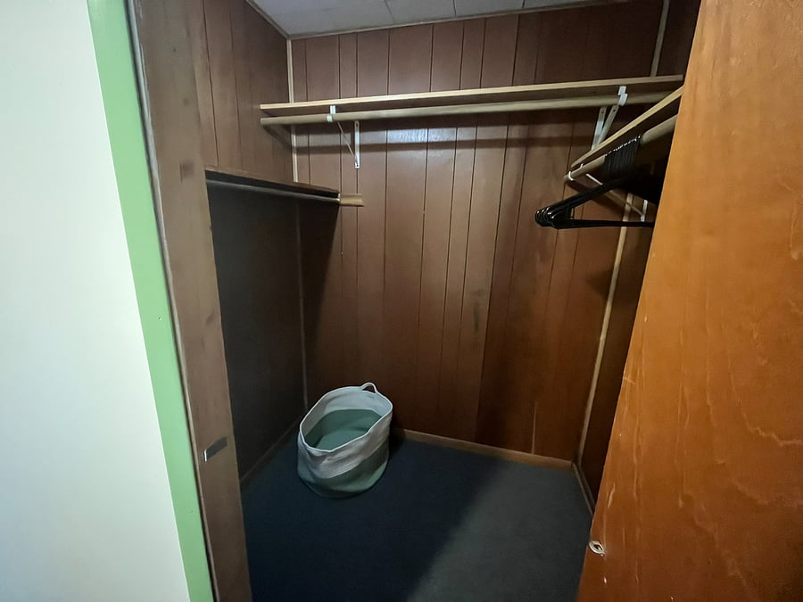Room 1 has a large walk-in closet. 