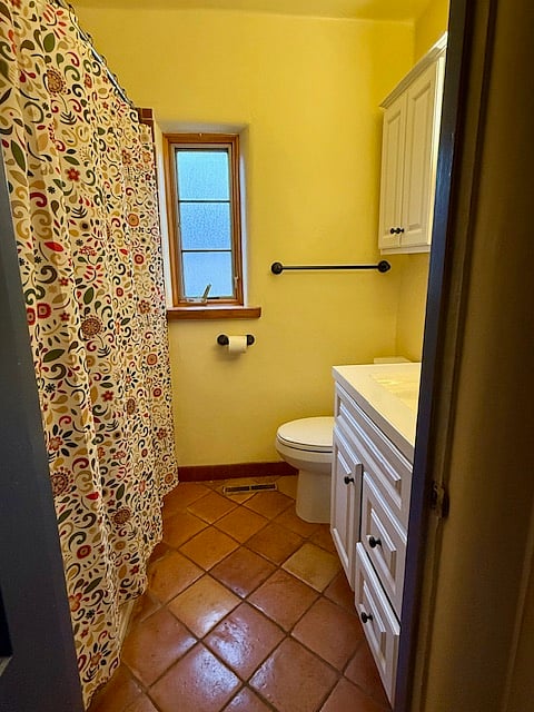 full guest bath.