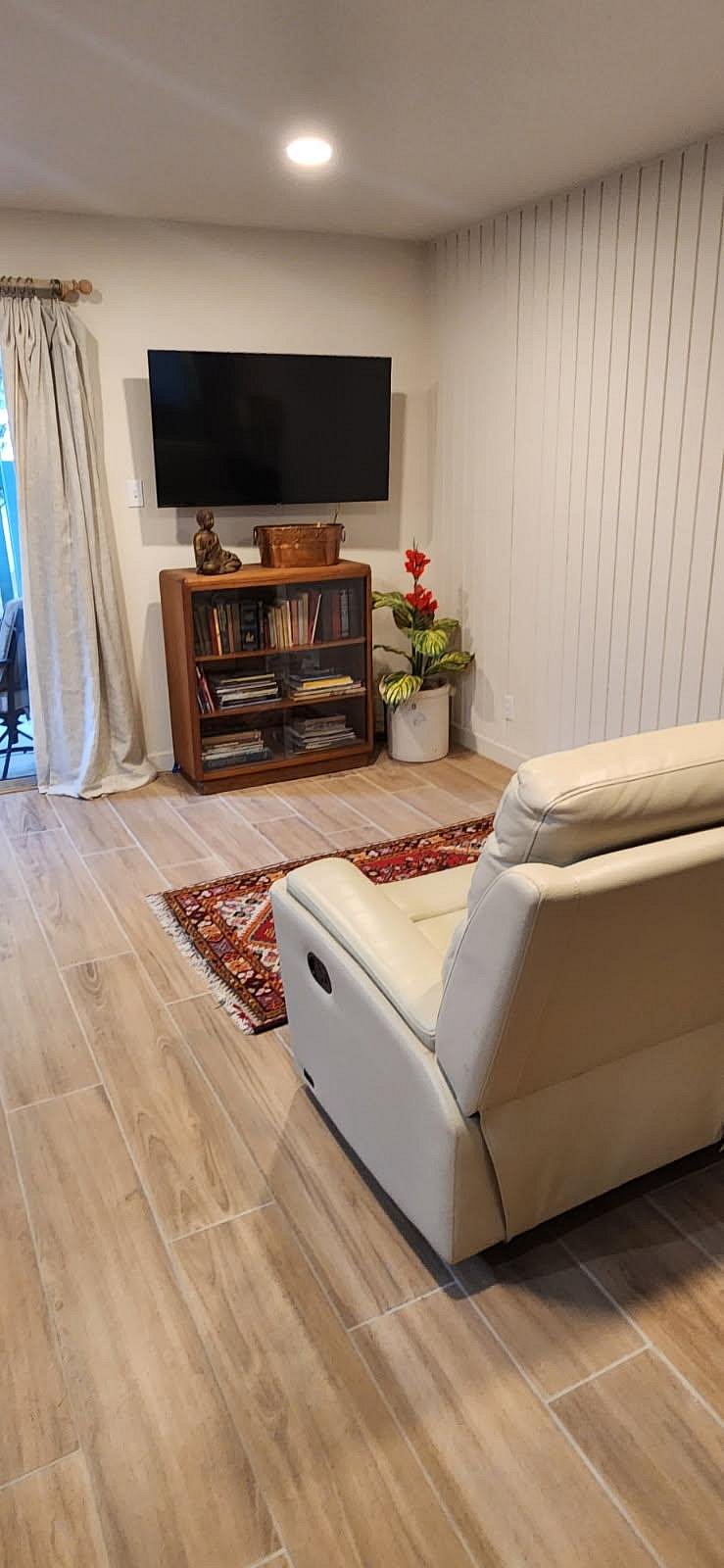 Living room has a double recliner chair. The chairs indepentaly recline. Kick up your feet, support your legs and back, and relax and you stream your favorate shows.