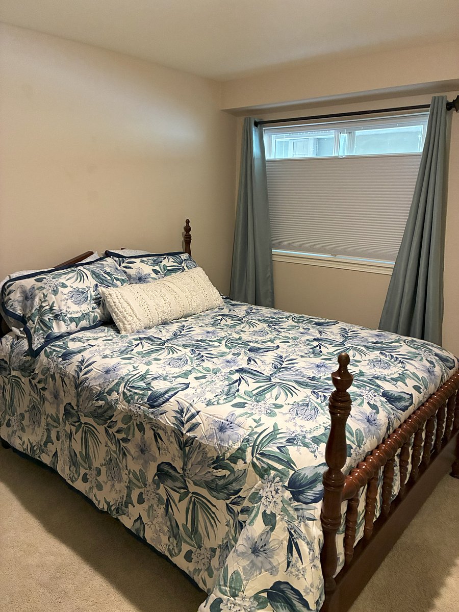 Queen bed across from the large closet