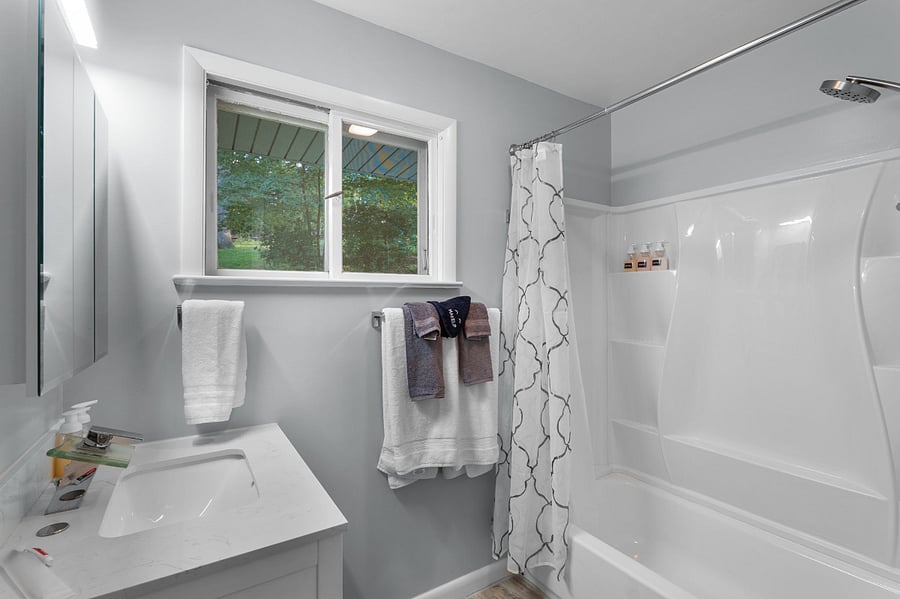 Luxury primary bedroom en-suite.