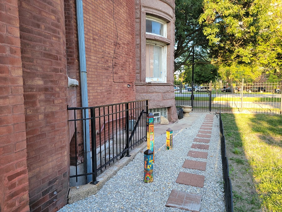 The pathway view of the street.